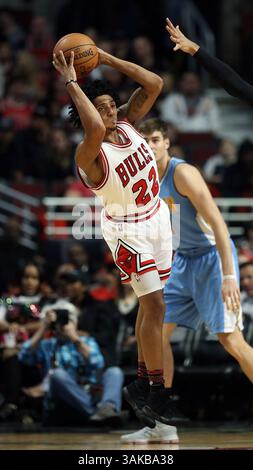 28 février 2017 - Chicago, il, USA - Cameron Payne (22 ans), garde des Bulls de Chicago, semble passer en deuxième mi-temps contre les Nuggets de Denver, le mardi 28 février 2017 au United Center de Chicago, Ill. Les Bulls perdent 125-107. (Crédit image : © Terrence Antonio James/TNS via ZUMA Wire) Banque D'Images