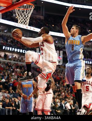 28 février 2017 - Chicago, il, États-Unis - la garde des Bulls de Chicago Dwyane Wade (3) monte dans le panier alors que l'attaquant des Nuggets de Denver Danilo Gallinari (8) défend en première mi-temps le mardi 28 février 2017 au United Center de Chicago, Illl. (Crédit image : © Terrence Antonio James/TNS via ZUMA Wire) Banque D'Images