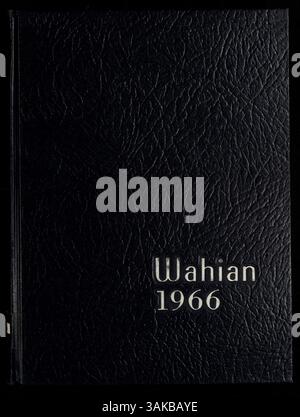 L'annuaire 'Wahian' 1966 de Washburn High School met en évidence les activités de l'école, les étudiants, les professeurs, les clubs, l'athlétisme, et des événements importants de l'année académique 1965-1966. Il comprend également des références notables à l'histoire afro-américaine dans le contexte de l'année scolaire. Banque D'Images