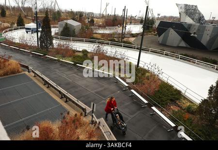 28 février 2017 - Chicago, il, États-Unis - Une femme pousse une poussette sur un doux mardi 28 février 2017 au Maggie Daley Park à Chicago, Ill. (crédit image : © Phil Velasquez/TNS via ZUMA Wire) Banque D'Images