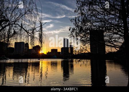 10 janvier 2015 - Orlando, FL, États-Unis d'Amérique - vue panoramique sur le lac Eola et les palmiers au coucher du soleil à Orlando, Floride. Lake Eola Park est situé au cœur du centre-ville d'Orlando et abrite le Walt Disney Amphitheater. (Crédit image : © Richard Ellis via ZUMA Wire) Banque D'Images