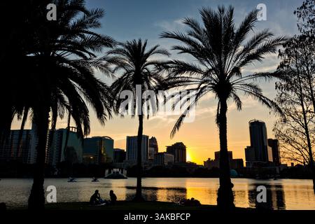 10 janvier 2015 - Orlando, FL, États-Unis d'Amérique - vue panoramique sur le lac Eola et les palmiers au coucher du soleil à Orlando, Floride. Lake Eola Park est situé au cœur du centre-ville d'Orlando et abrite le Walt Disney Amphitheater. (Crédit image : © Richard Ellis via ZUMA Wire) Banque D'Images