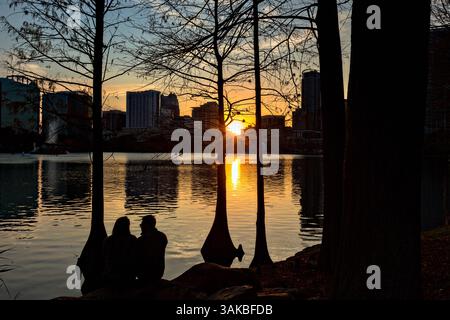 10 janvier 2015 - Orlando, FL, États-Unis d'Amérique - vue panoramique sur le lac Eola et les palmiers au coucher du soleil à Orlando, Floride. Lake Eola Park est situé au cœur du centre-ville d'Orlando et abrite le Walt Disney Amphitheater. (Crédit image : © Richard Ellis via ZUMA Wire) Banque D'Images