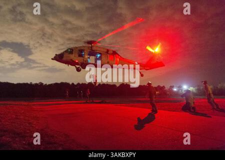 12 avril 2017 - Virginia Beach, Virginie, États-Unis - Fast-Roping in the Red. Marins à corde rapide d'un hélicoptère MH-60S Seahawk pendant la formation aux techniques de suspension de corde à joint Expeditionary base Fort Story à Virginia Beach, Virginie, le 12 avril 2017. Les marins sont affectés au groupe d'élimination des engins explosifs 2. (Crédit image : © Charles Oki/DoD via ZUMA Wire/ZUMAPRESS.com) Banque D'Images