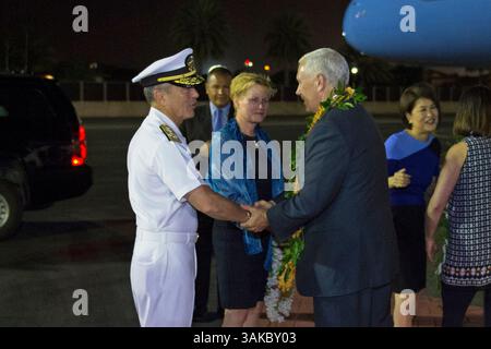 24 avril 2017 - Camp H.M. Smith, Hawaii, États-Unis - L'amiral Harry B. Harris Jr., commandant du United States Pacific Command (USPACOM), accueille le vice-président MIKE PENCE à son arrivée à l'aérodrome de Hickam. Pences s'arrête à Hawaï pour clore sa première visite officielle dans la région Indo-Asie-Pacifique, renforçant ainsi l'engagement total des États-Unis dans leurs alliances de sécurité. Photo de l'US Navy par Robin W. Peak, spécialiste des communications de masse, 2e classe. (Crédit image : © Robin W. Peak/DoD via ZUMA Wire/ZUMAPRESS.com) Banque D'Images