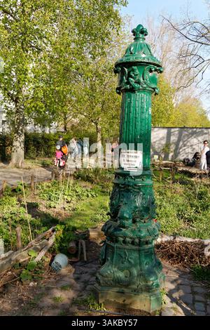 Frühling à Berlin, historische Wasserpumpe, Berliner Wasserpumpe, Paul-Lincke-Ufer, Kreuzberg, Berlin Frühling in Berlin, historische Wasserpumpe, Berliner Wasserpumpe, Paul-Lincke-Ufer, Kreuzberg, Berlin *** printemps à Berlin, pompe à eau historique, pompe à eau Berlin, Paul Lincke Ufer, Kreuzberg, Berlin Spring à Berlin, pompe à eau historique, pompe à eau Berlin, Paul Lincke Ufer, Kreuzberg, Berlin Banque D'Images