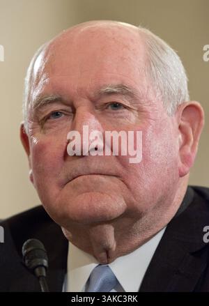 23 mars 2017 - Washington, District de Columbia, États-Unis d'Amérique - L'ancien gouverneur George ''Sonny'' perdue (républicain de Géorgie), candidat du président des États-Unis Donald J. Trump au poste de secrétaire américain à l'Agriculture, témoigne lors de son audience de confirmation devant le comité sénatorial américain sur l'agriculture, la nutrition et la foresterie au Capitol Hill à Washington, DC le jeudi 23 mars 2017..crédit : Ron Sachs / CNP (image : © Ron Sachs/CNP via ZUMA Wire) Banque D'Images