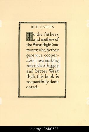 Le Hesperian Yearbook 1922 de West High met en lumière les événements importants et les personnes de l’année scolaire 1921-1922-2006, donnant un aperçu des aspects académiques, sportifs et sociaux de la communauté des écoles secondaires. Banque D'Images
