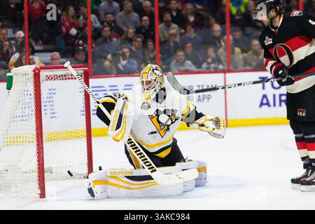 23 mars 2017 : les sénateurs d’Ottawa Bobby Ryan (9) regardent Mike Hoffman (68) (non représenté) marquer le but égalitaire contre le gardien des Penguins de Pittsburgh Matt Murray (30) lors de la troisième période du match de la LNH entre les Penguins de Pittsburgh et les sénateurs d’Ottawa au Centre Canadian Tire à Ottawa, Ontario, Canada. Les sénateurs d’Ottawa ont gagné le match 2-1 dans une fusillade en prolongation. Daniel Lea/CSM(image de crédit : &copy ; Daniel Lea/CSM via ZUMA Wire) Banque D'Images