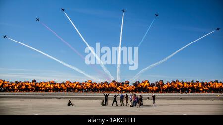 18 mars 2017 - Yuma, Arizona, États-Unis - L'équipe Patriots Jet Team effectue des acrobaties aériennes alors que des éléments pyrotechniques fournis par la Tora Bomb Squad de la Commemorative Air Force explosent, formant un « mur de feu » lors du spectacle aérien Yuma 2017 à la Marine corps Air Station Yuma, Ariz., samedi 18 mars 2017. (Crédit image : © George Melendez/US Marine corps/DOD/ZUMAPRESS.com) Banque D'Images