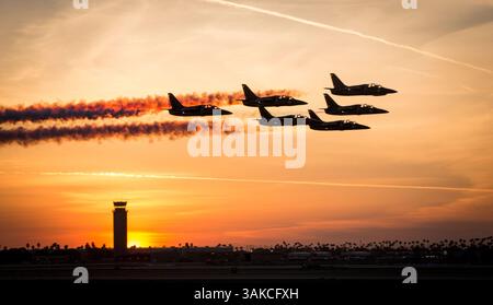 17 mars 2017 - Yuma, Arizona, États-Unis - L'équipe Patriots Jet effectue des acrobaties aériennes lors du Twilight Show 2017 à la Marine corps Air Station Yuma, Ariz., vendredi 17 mars 2017. Base aérienne du corps des Marines Yuma. (Image de crédit : © C. Oliver Cach/U.S. Marine corps/DOD/ZUMAPRESS.com) Banque D'Images