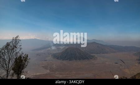Vue panoramique du mont bromo et des sommets environnants sous un ciel bleu clair, Indonésie Banque D'Images