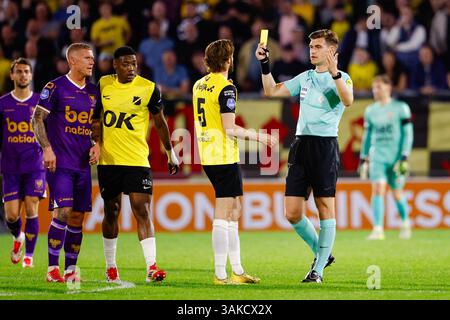 Breda, pays-Bas. 12 avril 2025. BREDA, PAYS-BAS - 12 AVRIL : L'arbitre Joey Kooij montre un carton jaune à Jan van den Bergh du NAC Breda lors du match néerlandais Eredivisie entre le NAC et Go Ahead Eagles au Rat-Verlegh-Stadion le 12 avril 2025 à Breda, pays-Bas. (Photo de Broer van den Boom/Orange Pictures) crédit : Orange pics BV/Alamy Live News Banque D'Images