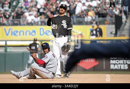 8 avril 2017 - Chicago, il, États-Unis - Tyler Saladino (20 ans) des Chicago White Sox et Eduardo Escobar des Twins du Minnesota regardent l'achèvement d'un double jeu pour terminer le match au Guaranteed Rate Field à Chicago le samedi 8 avril 2017. Les White Sox ont gagné, 6-2. (Crédit image : © John J. Kim/TNS via ZUMA Wire) Banque D'Images