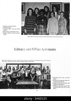 L'annuaire 'Wahian' 1971 de Washburn High School capture l'année académique de 1970-1971, documentant les étudiants, les professeurs, l'athlétisme, les clubs, et l'histoire afro-américaine. Banque D'Images