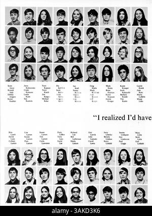 L'Annuaire de Washburn 1971 'Wahian 71' capture des moments importants de l'année scolaire 1970-1971, documentant les réalisations des étudiants, des professeurs et de l'athlétisme, tout en soulignant les contributions de l'histoire afro-américaine à la culture scolaire. Banque D'Images