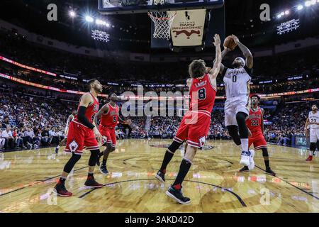 2 avril 2017 - L'attaquant des Pelicans de la Nouvelle-Orléans DeMarcus cousins (0) tire contre le centre des Bulls de Chicago Robin Lopez (8) pendant le match entre les Pelicans de la Nouvelle-Orléans et les Bulls de Chicago au Smoothie King Center de la Nouvelle-Orléans, LOUISIANE. Stephen Lew/CSM(image de crédit : &copy ; Stephen Lew/CSM via ZUMA Wire) Banque D'Images