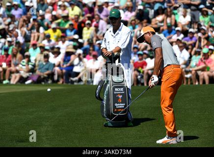 9 avril 2017 - Augusta, GA, États-Unis - Rickie Fowler lance sa balle sur le deuxième green lors de la dernière manche du tournoi des Masters, le dimanche 9 avril 2017 au Augusta National Golf Club à Augusta, en Géorgie (crédit image : © Jeff Siner/TNS via ZUMA Wire) Banque D'Images