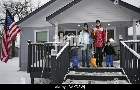 7 février 2017 - Red Lake Falls, MN, États-Unis - Chris Ingraham, journaliste du Washington Post, vit maintenant dans une modeste maison à Red Lake Falls, Minnesota, avec sa femme Briana et ses jumeaux Charles et Jack, le 7 février 2017. L'histoire improbable d'Ingraham commence avec lui écrivant un article basé sur les données sur la façon dont il est mauvais de vivre dans le comté de Red Lake, et se termine avec lui tombant amoureux de l'endroit et déménageant sa famille de Washington (crédit image : © Brian Peterson/TNS via ZUMA Wire) Banque D'Images