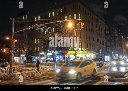 17 mars 2017 - New York, MN, USA - Gem Spa, le kiosque à journaux à aubes jaunes situé à l'angle de la place Marks et de la 2e Avenue, existe depuis les années 1920 et est l'endroit où les célèbres crèmes aux œufs de New York ont été inventées. Il est ouvert 24 heures sur 24. (Crédit image : © Laurie Hertzel/TNS via ZUMA Wire) Banque D'Images
