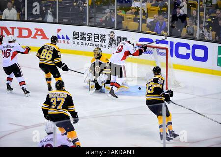 23 avril 2017 : Bobby Ryan (9), l’aile droite des sénateurs d’Ottawa, marque sur le gardien des Bruins de Boston, Tuukka Rask (40), lors du match 6 du quart de finale de la Coupe Stanley de la Ligue nationale de hockey de l’est entre les sénateurs d’Ottawa et les Bruins de Boston, tenu au TD Garden, à Boston, Mass. Ottawa élimine Boston 3-2 en prolongation, ce qui porte la série 4 matchs à 2. Eric Canha/CSM(image de crédit : &copy ; Eric Canha/CSM via ZUMA Wire) Banque D'Images