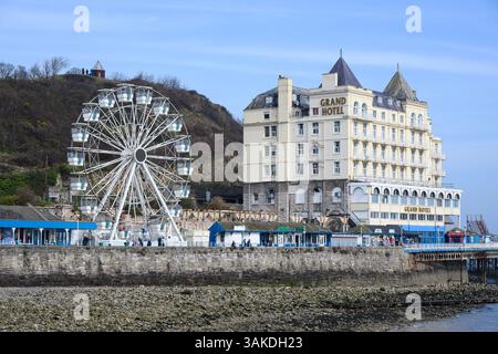 Llandudno, pays de Galles, Royaume-Uni - 20 mars 2025 ; Llandudno Pier Ferris Wheel et le Grand Hotel sur la côte nord du pays de Galles Banque D'Images