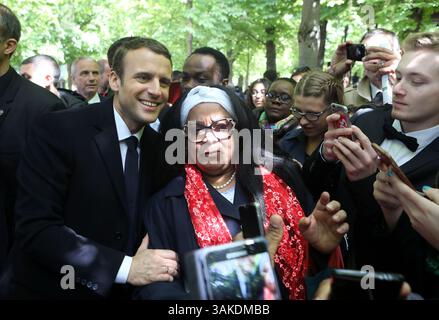 10 mai 2017 - Paris, FRANCE - le président élu Emmanuel Macron pose pour un selfie avec des résidents du jardin du Luxembourg à Paris le 10 mai 2017. Macron prêtera serment à la tête de l'Etat dimanche prochain. (Crédit image : © Maya Vidon-White via ZUMA Wire) Banque D'Images