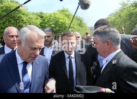 10 mai 2017 - Paris, FRANCE - le président élu Emmanuel Macron discute avec l'ancien premier ministre Jean-Marc Ayrault (à gauche) au jardin du Luxembourg à Paris le 10 mai 2017. Macron prêtera serment à la tête de l'Etat dimanche prochain. (Crédit image : © Maya Vidon-White via ZUMA Wire) Banque D'Images