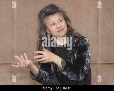 3 mai 2017 - Londres, Royaume-Uni - TRACEY ULLMAN fait la promotion de la série télévisée 'Howards End'. Tracey Ullman Tracey Ullman (née trace Ullman le 30 décembre 1959) est une actrice britannique-américaine de télévision, de scène et de cinéma qui se produit en tant que comédienne, chanteuse et danseuse, ainsi qu'en tant que scénariste, productrice, réalisatrice, auteure et femme d'affaires. Elle détient la double citoyenneté britannique et américaine. Ses premières apparitions ont été dans les émissions de comédie télévisées britanniques A Kick Up the Eighties et Three of a Kind. Après une brève carrière de chanteuse, elle joue Candice Valentine dans Girls on Top. Elle Banque D'Images