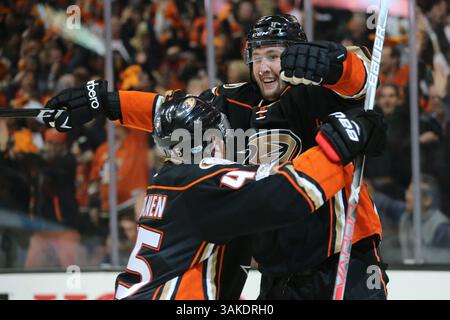 10 mai 2017 : le défenseur des Ducks d'Anaheim Sami Vatanen #45 célèbre avec l'aile gauche des Ducks d'Anaheim Nick Ritchie #37 après que Ritchie ait marqué le but final dans le match entre les Oilers d'Edmonton et les Ducks d'Anaheim, Honda Center à Anaheim, CA, éliminatoires de la Coupe Stanley, ronde 2, match 7 ; série liée 3-3. (Crédit image : © Peter Joneleit/Cal Sport Media via ZUMA Press) Banque D'Images
