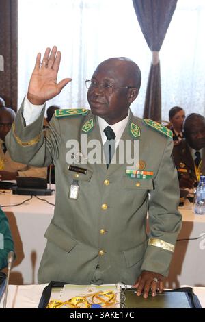 8 mai 2017 - Lilongwe, Malawi - le chef d'état-major de l'armée nigériane, Iro Oumarou, prête serment lors du Sommet des forces terrestres africaines au parc d'activités Umodzi le 8 mai 2017 à Lilongwe, Malawi. (Crédit image : © Tadow McDonald/Planet Pix via ZUMA Wire) Banque D'Images
