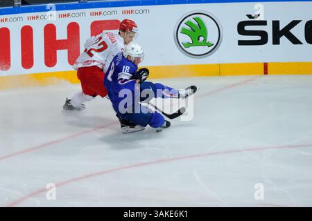 12 mai 2017 - Paris, France - L'attaquant KARABAN DANILA de l'équipe de Biélorussie lors du match contre la France pour le Championnat mondial de hockey sur glace 2017 de l'IIHF, à l'AccorHotels Arena de Paris France la France a battu la Biélorussie après OT PSS 4-3 (crédit image : © Pierre Stevenin via ZUMA Wire) Banque D'Images