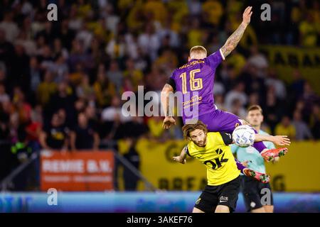 Breda, pays-Bas. 12 avril 2025. BREDA, PAYS-BAS - 12 AVRIL : Victor Kaj Edvardsen de Go Ahead Eagles saute sur Jan van den Bergh du NAC Breda lors du match néerlandais Eredivisie entre le NAC et Go Ahead Eagles au Rat-Verlegh-Stadion le 12 avril 2025 à Breda, pays-Bas. (Photo de Broer van den Boom/Orange Pictures) crédit : Orange pics BV/Alamy Live News Banque D'Images
