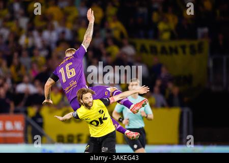 Breda, pays-Bas. 12 avril 2025. BREDA, PAYS-BAS - 12 AVRIL : Victor Kaj Edvardsen de Go Ahead Eagles saute sur Jan van den Bergh du NAC Breda lors du match néerlandais Eredivisie entre le NAC et Go Ahead Eagles au Rat-Verlegh-Stadion le 12 avril 2025 à Breda, pays-Bas. (Photo de Broer van den Boom/Orange Pictures) crédit : Orange pics BV/Alamy Live News Banque D'Images