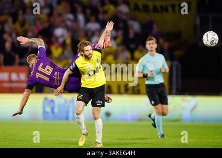 Breda, pays-Bas. 12 avril 2025. BREDA, PAYS-BAS - 12 AVRIL : Victor Kaj Edvardsen de Go Ahead Eagles saute sur Jan van den Bergh du NAC Breda lors du match néerlandais Eredivisie entre le NAC et Go Ahead Eagles au Rat-Verlegh-Stadion le 12 avril 2025 à Breda, pays-Bas. (Photo de Broer van den Boom/Orange Pictures) crédit : Orange pics BV/Alamy Live News Banque D'Images