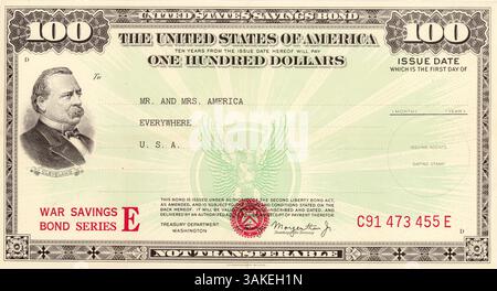 Une obligation d'épargne de 100 $ US mettant en vedette Grover Cleveland, adressée à Mr. and Mrs. America, Everywhere, USA. Le cautionnement date de l'année 1944, avec le numéro de série O-610929. Banque D'Images