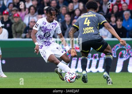Toulouse, France. 12 avril 2025. Yann Gboho de Toulouse lors du match de football de Ligue 1 entre Toulouse FC et LOSC Lille le 12 avril 2025 au stade de Toulouse, France - photo Nathan Barange/DPPI crédit : DPPI Media/Alamy Live News Banque D'Images