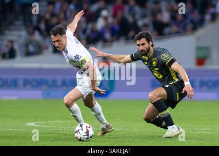 Toulouse, France. 12 avril 2025. Vincent Sierro de Toulouse lors du match de football de Ligue 1 entre Toulouse FC et LOSC Lille le 12 avril 2025 au stade de Toulouse, France - photo Nathan Barange/DPPI crédit : DPPI Media/Alamy Live News Banque D'Images