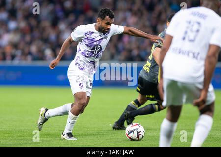 Toulouse, France. 12 avril 2025. Cristian Casseres de Toulouse lors du match de football de Ligue 1 entre Toulouse FC et LOSC Lille le 12 avril 2025 au stade de Toulouse, France - photo Nathan Barange/DPPI crédit : DPPI Media/Alamy Live News Banque D'Images