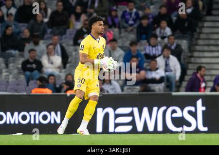 Toulouse, France. 12 avril 2025. Guillaume resttes de Toulouse lors du match de football de Ligue 1 entre Toulouse FC et LOSC Lille le 12 avril 2025 au stade de Toulouse, France - photo Nathan Barange/DPPI crédit : DPPI Media/Alamy Live News Banque D'Images