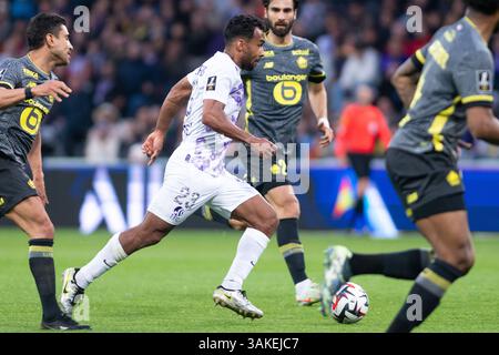 Toulouse, France. 12 avril 2025. Cristian Casseres de Toulouse lors du match de football de Ligue 1 entre Toulouse FC et LOSC Lille le 12 avril 2025 au stade de Toulouse, France - photo Nathan Barange/DPPI crédit : DPPI Media/Alamy Live News Banque D'Images