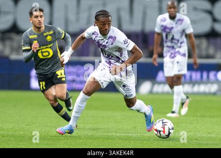 Toulouse, France. 12 avril 2025. Noah Edjouma de Toulouse lors du match de football de Ligue 1 entre Toulouse FC et LOSC Lille le 12 avril 2025 au stade de Toulouse, France - photo Nathan Barange/DPPI crédit : DPPI Media/Alamy Live News Banque D'Images