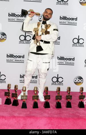 21 mai 2017 - Las Vegas, NV, États-Unis - LAS VEGAS - 21 MAI : Drake à la salle de presse des Billboard Awards 2017 à la T-Mobile Arena le 21 mai 2017 à Las Vegas, NV (crédit image : © Kathy Hutchins/Newscom via ZUMA Press) Banque D'Images