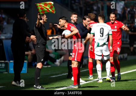 Moenchengladbach, Deutschland, Allemagne 1. Fussball Bundesliga, 29.Spieltag, Borussia Moenchengladbach : SC Freiburg 1 :2 12. 04. 2025 im Borussia Park in Moenchengladbach Vincenzo GRIFO (SCF) 3.v.Li.- diskutiert mit dem Linienrichter photo : Norbert Schmidt, Duesseldorf Banque D'Images