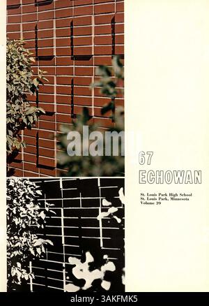 L’annuaire Echowan 1967 de l’École secondaire Louis Park reflète les activités académiques et parascolaires des étudiants, des professeurs et de la communauté au cours de l’année scolaire 1966-1967-2006. Banque D'Images