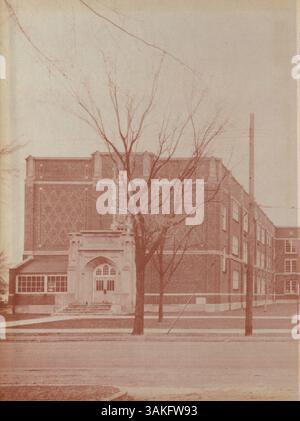 Le Patrick Henry High Yearbook 1951, Orateur 1951, documente les étudiants, les enseignants, les clubs, athlétisme, et événements de l'année scolaire 1950-1951. Banque D'Images