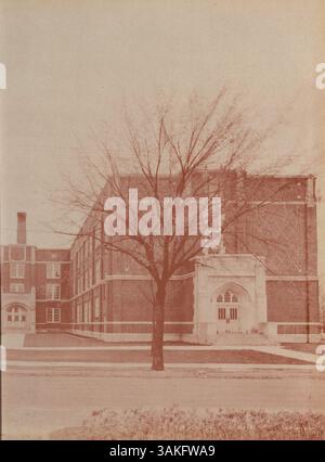 Le Patrick Henry High Yearbook 1951, Orateur 1951, fournit un relevé des étudiants, des professeurs, des clubs, de l'athlétisme et des événements de l'année scolaire 1950-1951. Banque D'Images