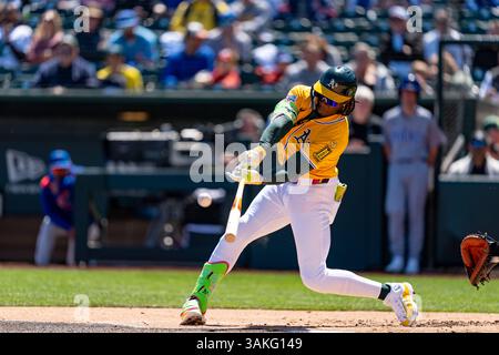 Lawrence Butler (4), le rival d'Oakland Athletics, s'est faufilé d'un terrain lors d'un match de baseball de la MLB contre les Cubs de Chicago au Sutter Health Park, le mercredi 1er avril 2025, à Sacramento. Les Cubs ont battu les A 10-2. (Jameel Pugh/image du sport) Banque D'Images