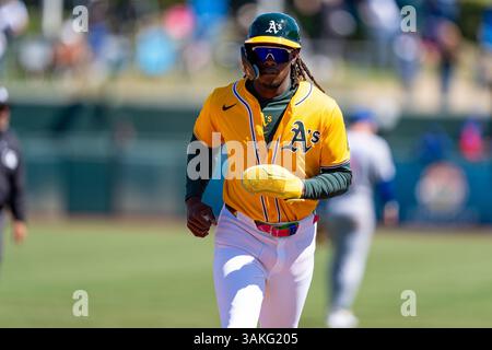 Lawrence Butler (4), le joueur de droite d'Oakland Athletics, marque lors d'un circuit à domicile par Brent Rooker (25), en fin de troisième manche lors d'un match de baseball de la MLB contre les Cubs de Chicago au Sutter Health Park, le mercredi 2 avril 2025, à Sacramento. Les Cubs ont battu les A 10-2. (Jameel Pugh/image du sport) Banque D'Images