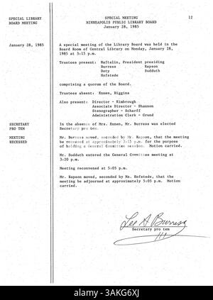 Les 1985 minutes du conseil d'administration de la Bibliothèque publique de Minneapolis détaillent les discussions sur la gestion du personnel, la répartition des ressources et l'évolution des programmes de la bibliothèque. Banque D'Images